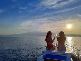 Excursion privée en bateau au coucher du soleil dans la baie de Taormina